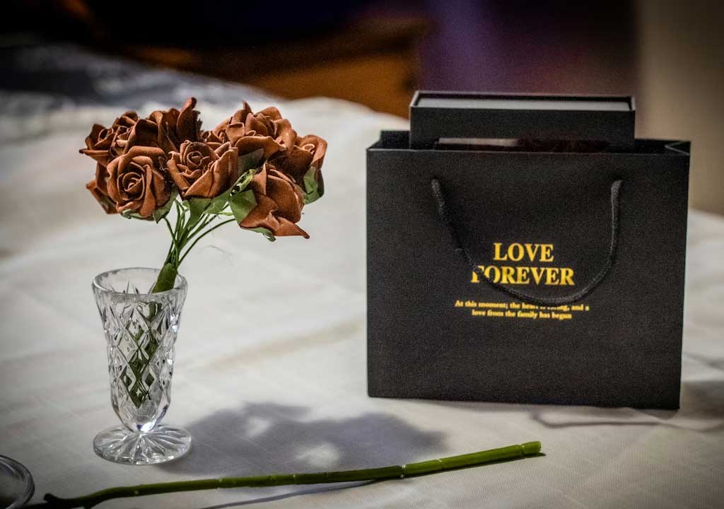 Anniversary Gift Ideas for Friends: Meaningful Celebrations and Surprises